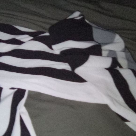 Black and white zebra print top with tie. NvrWrn - Picture 3 of 4
